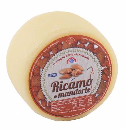 Ricamo alle mandorle formaggio di latte ovino, vaccino e mandorle